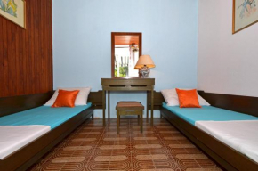 D - large apt with big terrace next to the beach